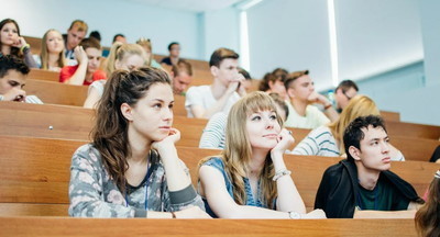 В Минобрнауки заявили, что не планируют переносить начало учебного года в вузах