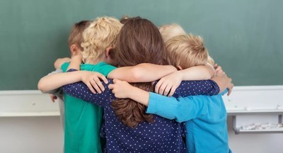 Врач не рекомендовала школьникам обниматься при встрече с одноклассниками