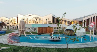 Благотворители построили школу с бесплатными коттеджами для семей учеников