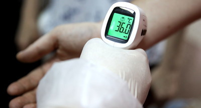 Директор школы обратилась в прокуратуру из-за мам, которые мешают мерить температуру у детей