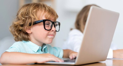 В России школьникам на удаленке временно выдадут компьютеры