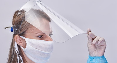 Глава ХМАО предложила заменить для учителей маски на защитные экраны