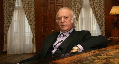 Поэт Илья Резник судится с сетью детских садов