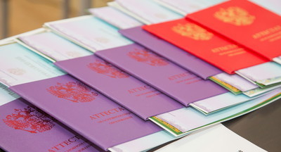 Сдавшие выпускной экзамен школьники смогут получить аттестаты в начале июня