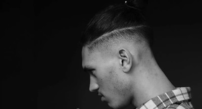 Подростку запретили учиться вместе с одноклассниками из-за прически