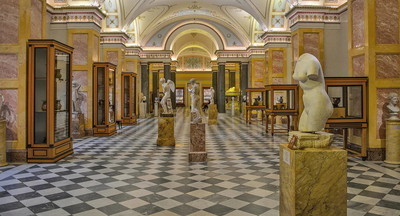 Эрмитаж получил жалобу о плохом влиянии обнаженных скульптур на детей