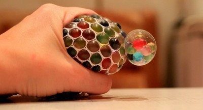 Связки ключей, гелевые шарики, колпачки от ручек... 