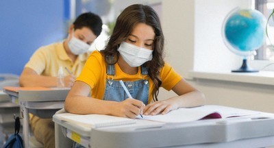 Анна Попова оценила меры по профилактике распространения COVID-19 в школах