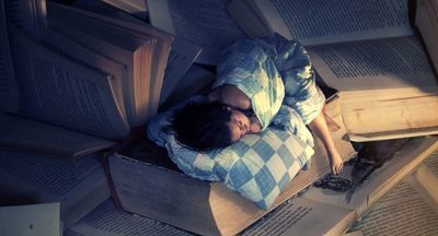 Положить учебник под подушку и не мыться перед ЕГЭ: в какие приметы верят школьники