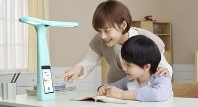 В Китае выпустили настольную лампу для слежки за детьми во время дистанта