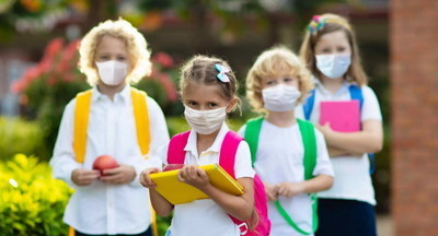 После каникул итальянские школьники вернутся за парты в масках