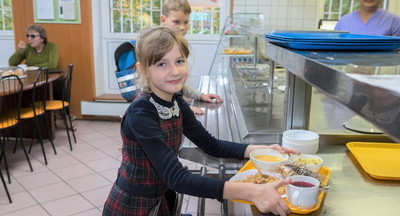 Сергей Кравцов: Все ученики младших классов обеспечены бесплатным горячим питанием