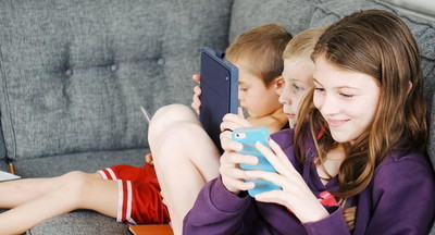 У детей, проводящих много времени с гаджетами, больше друзей