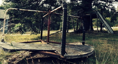 Сломанные качели, сгнившие турники, торчащая арматура: в каких регионах самые опасные детские площадки