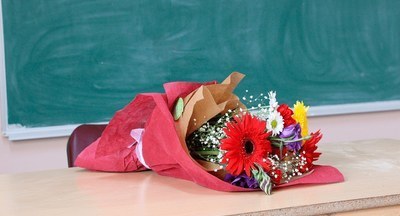 Что можно дарить учителям по закону