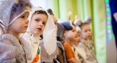 В Мурманской области родителям дошкольников разрешили прийти на утренники