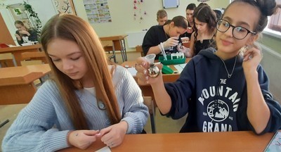 Зеркальные шарики, светящийся коктейль и серебряная елка – предновогодние уроки химии в школе № 2065