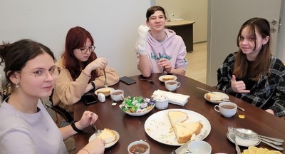 Директор столичной школы испек для учеников воздушный меренговый рулет