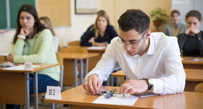 Руководитель Рособрнадзора вместе с родителями московских школьников сдаст ЕГЭ по базовой математике