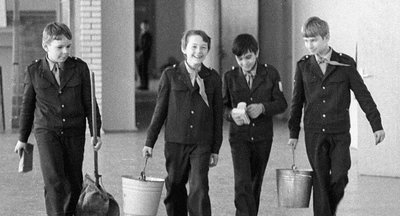 Вячеслав Володин предложил вновь отправить школьников дежурить в столовых и подметать полы