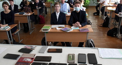 Минпросвещения порекомендует школам собирать у учеников телефоны перед входом в класс