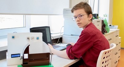 Кировский школьник создал модель «умной скамейки» для города