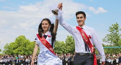 Минпрос рекомендует проводить последние звонки и выпускные в школах очно