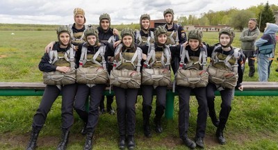 Ученики московской школы № 2065 впервые прыгнули с парашютом