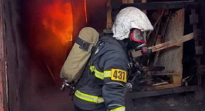 ​Десятиклассники московской школы № 2065 придумали для пожарных новый состав для регенеративного патрона, заменяющего тяжелые 12-килограммовые баллоны со сжатым воздухом