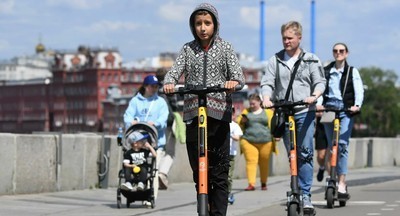 В России предложили запретить детям до 18 лет управлять электросамокатами