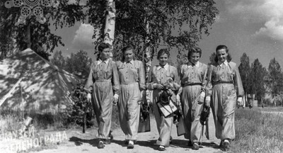 Они лежат по разные стороны реки. Мы стали для них мостом