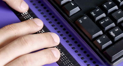 Детей с нарушениями зрения начнут обеспечивать брайлевскими дисплеями