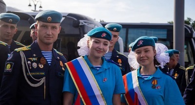 ​Парад на Красной площади и прыжки с парашютом: как столичные школьники отметили день ВДВ