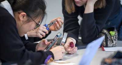 Минпросвещения запретило использовать телефоны на уроках в школах