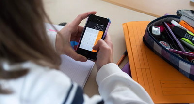 Роспотребнадзор: О введении новых ограничений на использование телефонов в школах речи не идет