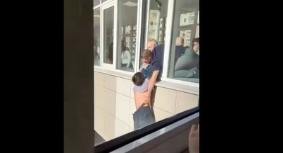 Учителя и ученики спасали мальчика, повисшего на окне школы при побеге