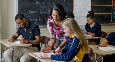 В США 29-летняя женщина представилась подростком и поступила в школу по поддельным документам