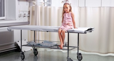 В каком возрасте необходимо приводить девочек на первый осмотр к гинекологу