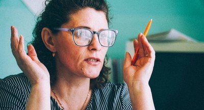 В российском селе осталась всего одна учительница. И теперь она хорошо зарабатывает