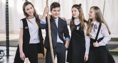 «Без рваных джинс и балахонов»: Минпрос предложил обязать школы утвердить требования к форме