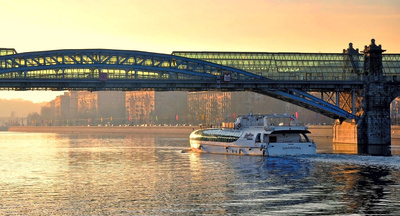 Две девушки ночью вылетели на самокате в реку в центре Москвы