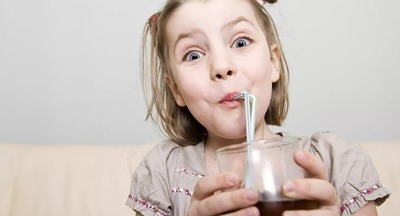 В России хотят запретить продажу сладких газированных напитков детям и подросткам до 18 лет