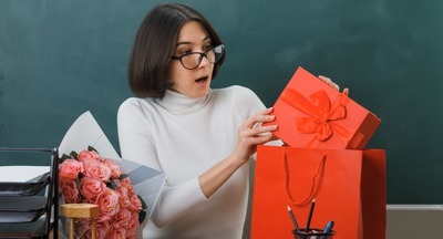 В Госдуме призвали поднять лимиты стоимости допустимых подарков для учителей и врачей