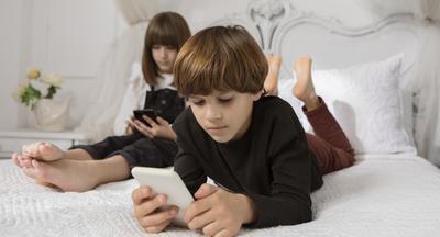 Ограничение, разумное использование, запрет – что делать с экранным временем ребенка, который с каждым годом проводит всё больше времени в гаджетах? 