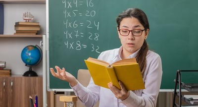 Средняя зарплата учителя в России составляет 56 тысячи рублей за 1,6 ставки Средняя зарплата учителя в России составляет 56 тысячи рублей за 1,6 ставки