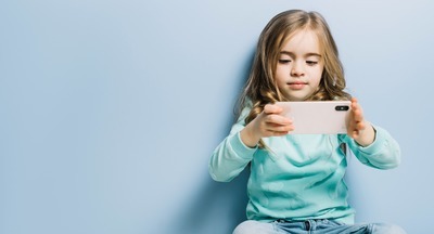 Онищенко рассказал, до какого возраста нельзя давать ребенку телефон