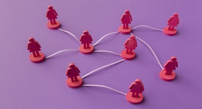 «Человек, который живёт, руководствуясь собственными ценностями, строит храм. А тот, кто живёт по лекалам социума, возводит стену»